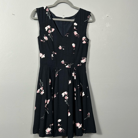 French Connection A- Line V- Neck Midi Floral Dress size 0 - Picture 2 of 11